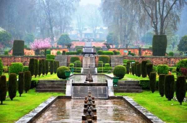 mughal gardens in kashmir